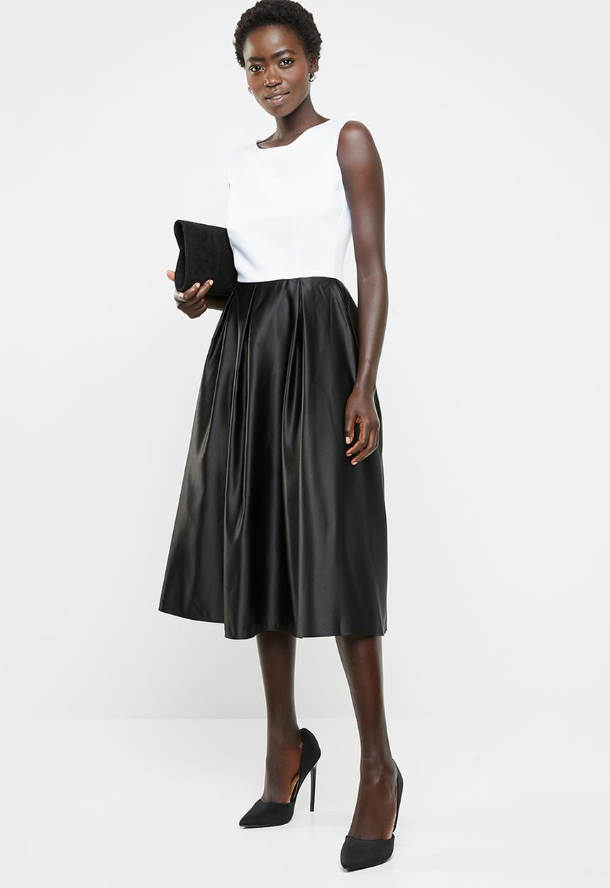 edit - Fit and flare dress with round neckline - black & white