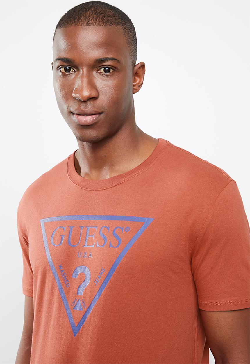 GUESS - Short sleeve core triangle tee - red