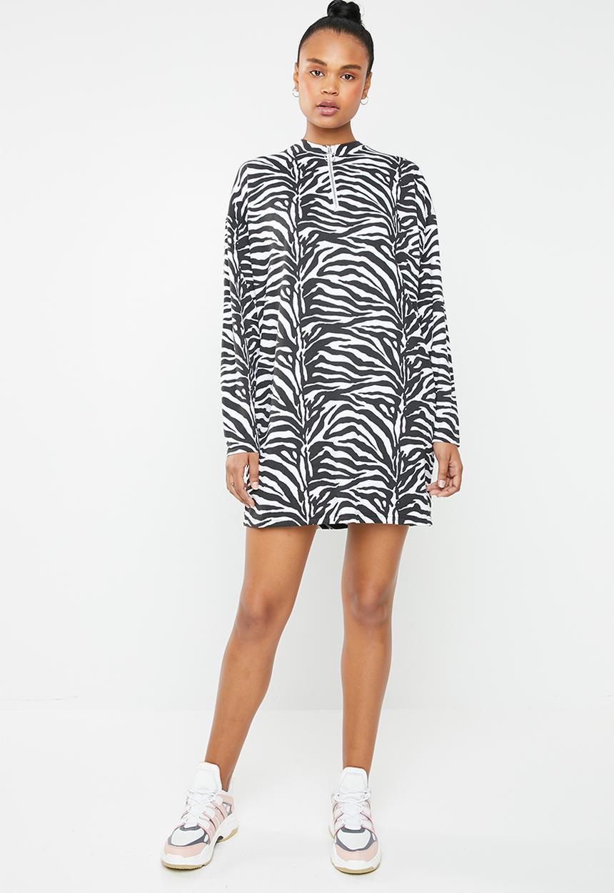 Missguided - Oversized long sleeve front T-shirt dress - black & white