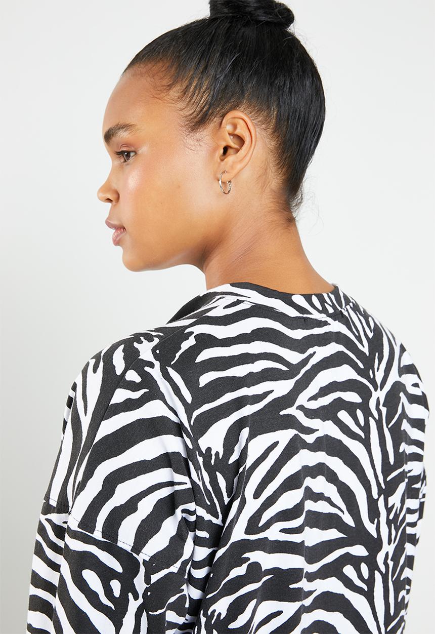 Missguided - Oversized long sleeve front T-shirt dress - black & white
