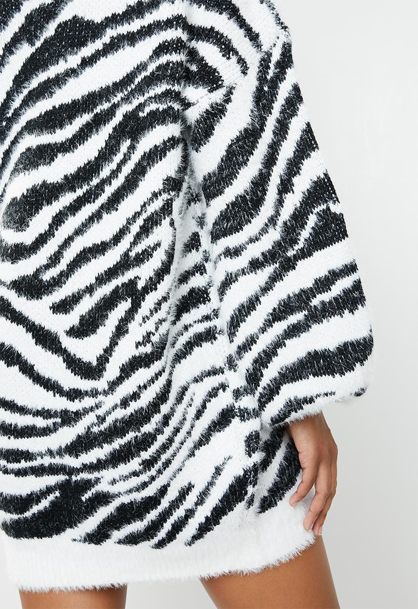 Missguided - Premium roll neck zebra jumper dress - white & black