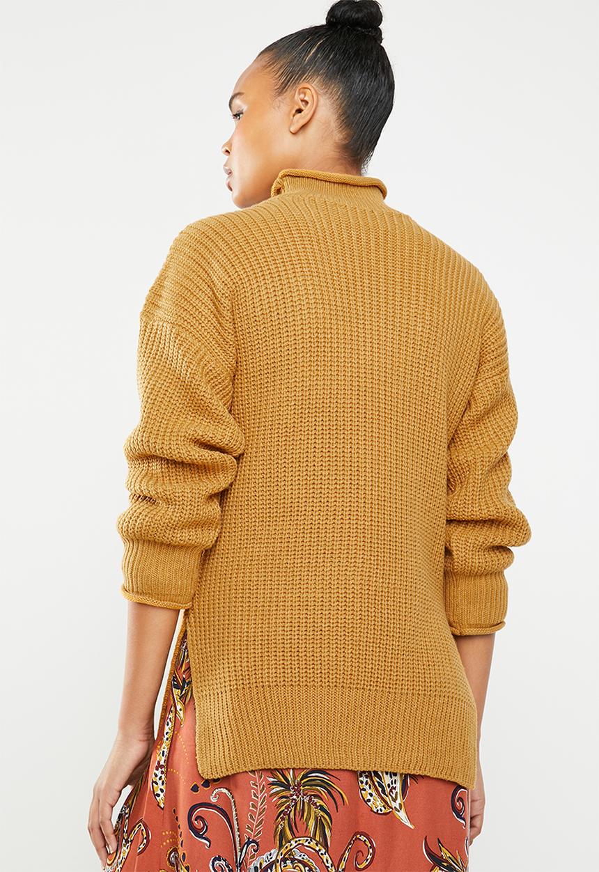Superbalist - Funnel neck knit with side slits - gold 