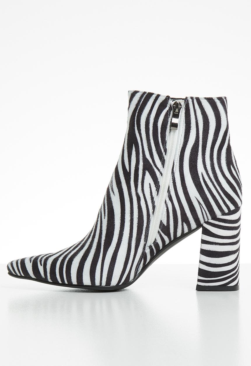 Public Desire - Hollie ankle boot - white & black