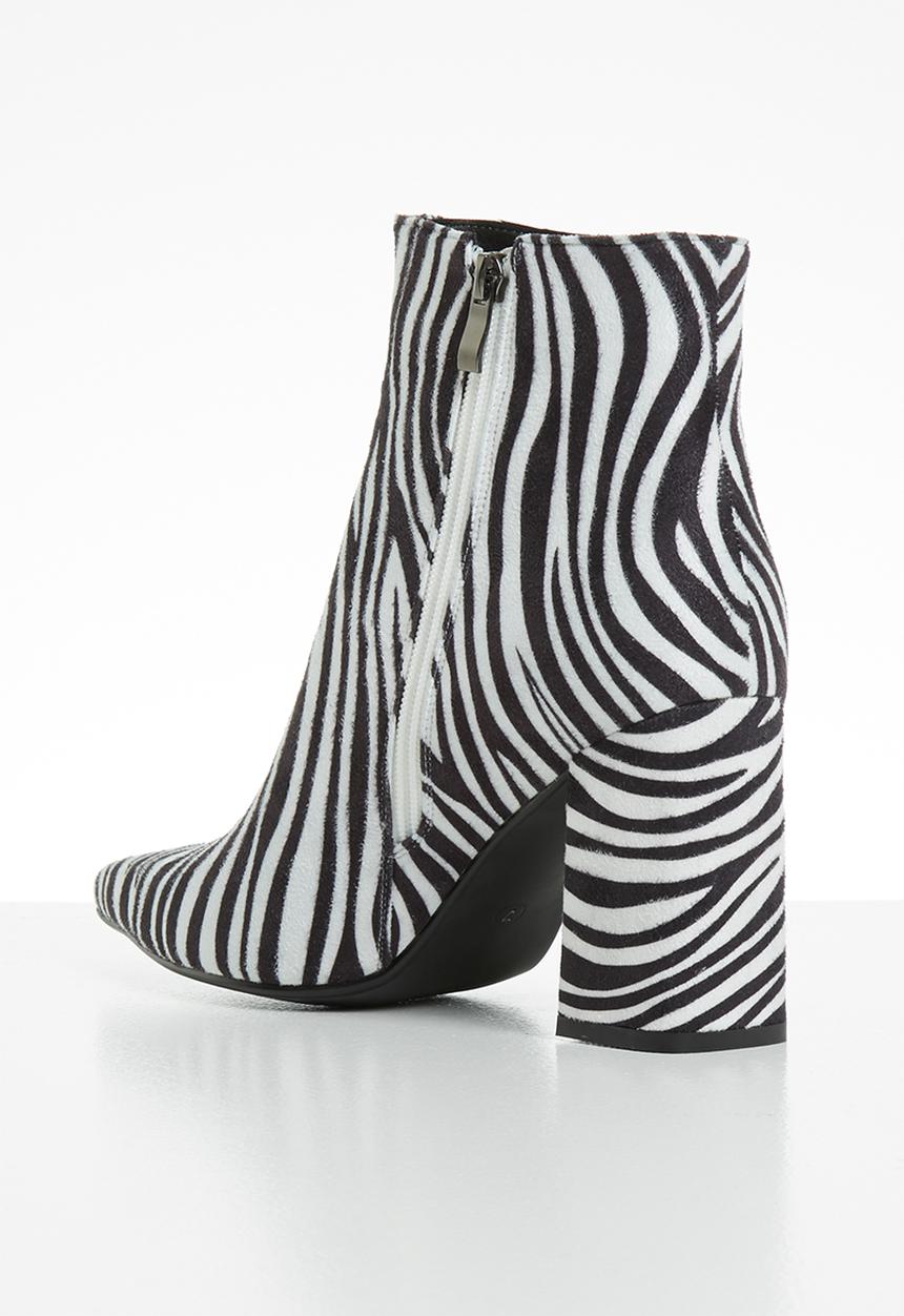 Public Desire - Hollie ankle boot - white & black