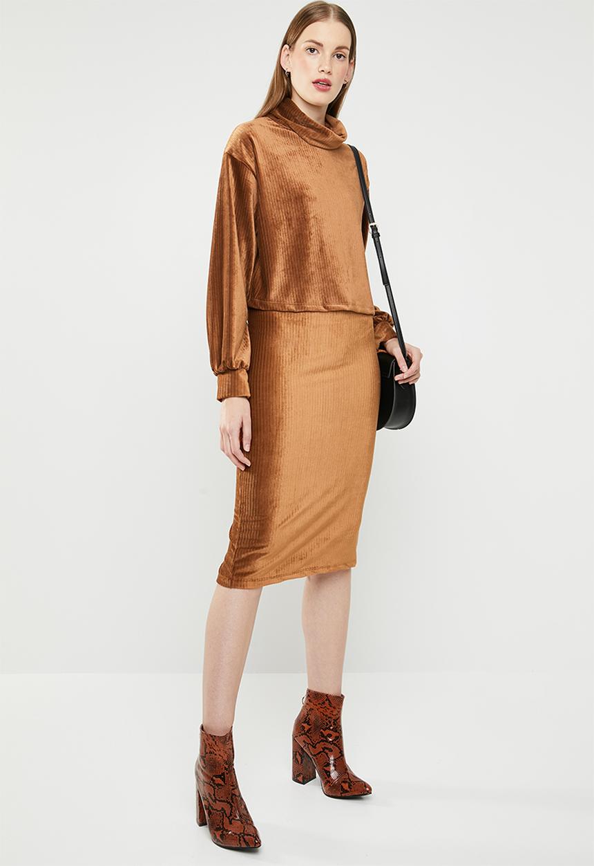 Superbalist - Velour funnel neck top- brown