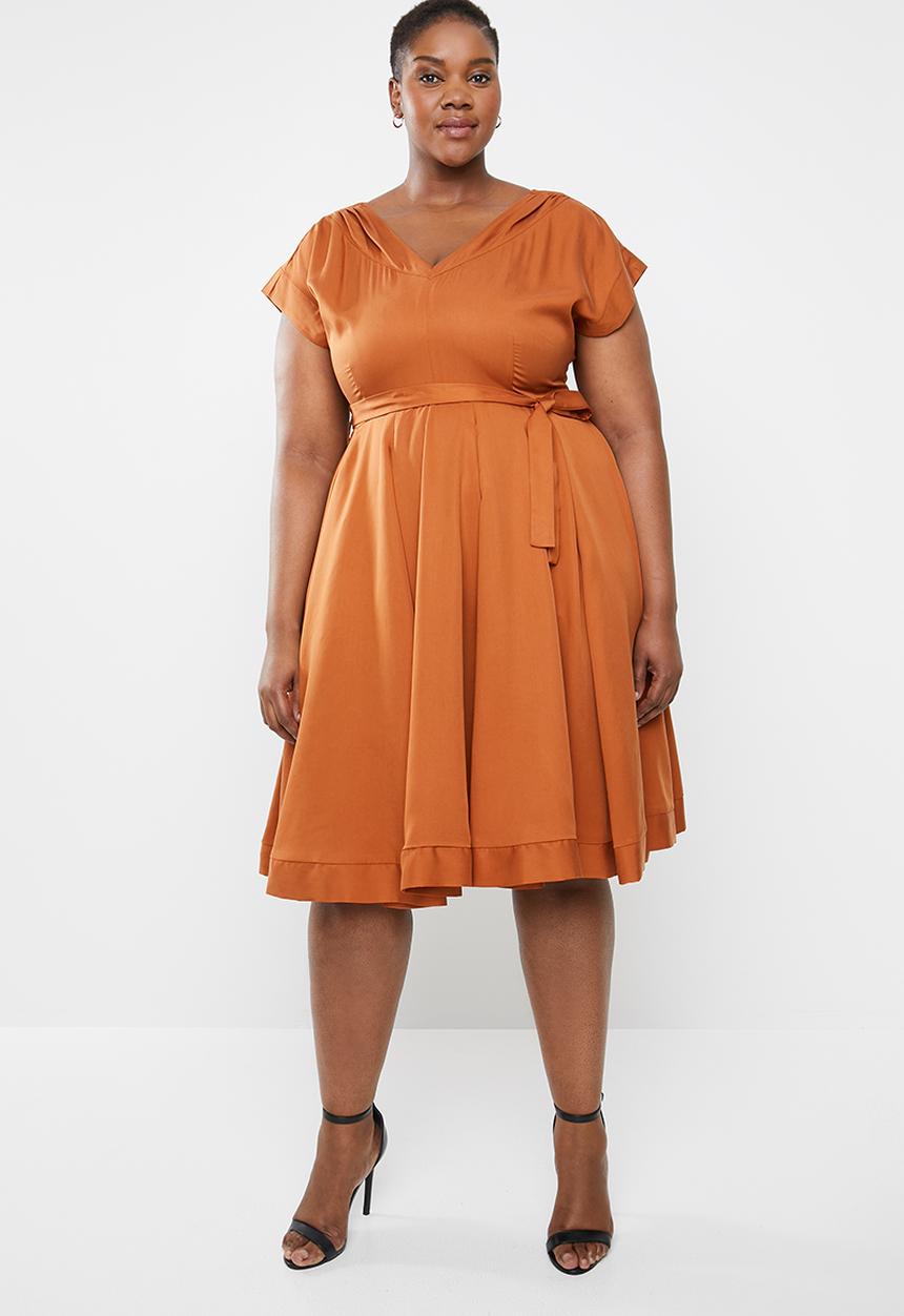 AMANDA LAIRD CHERRY - Plus size mia v neck dress - brown