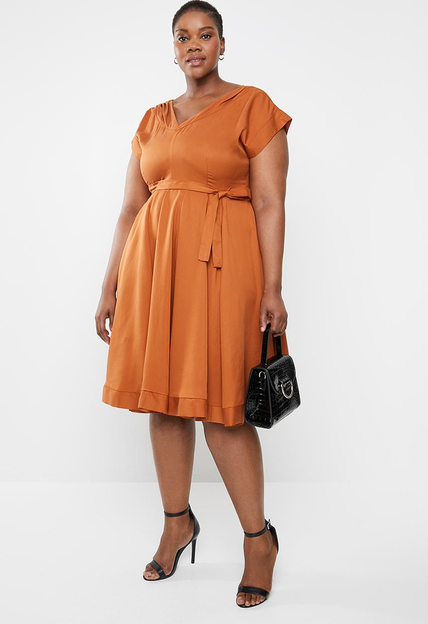 AMANDA LAIRD CHERRY - Plus size mia v neck dress - brown