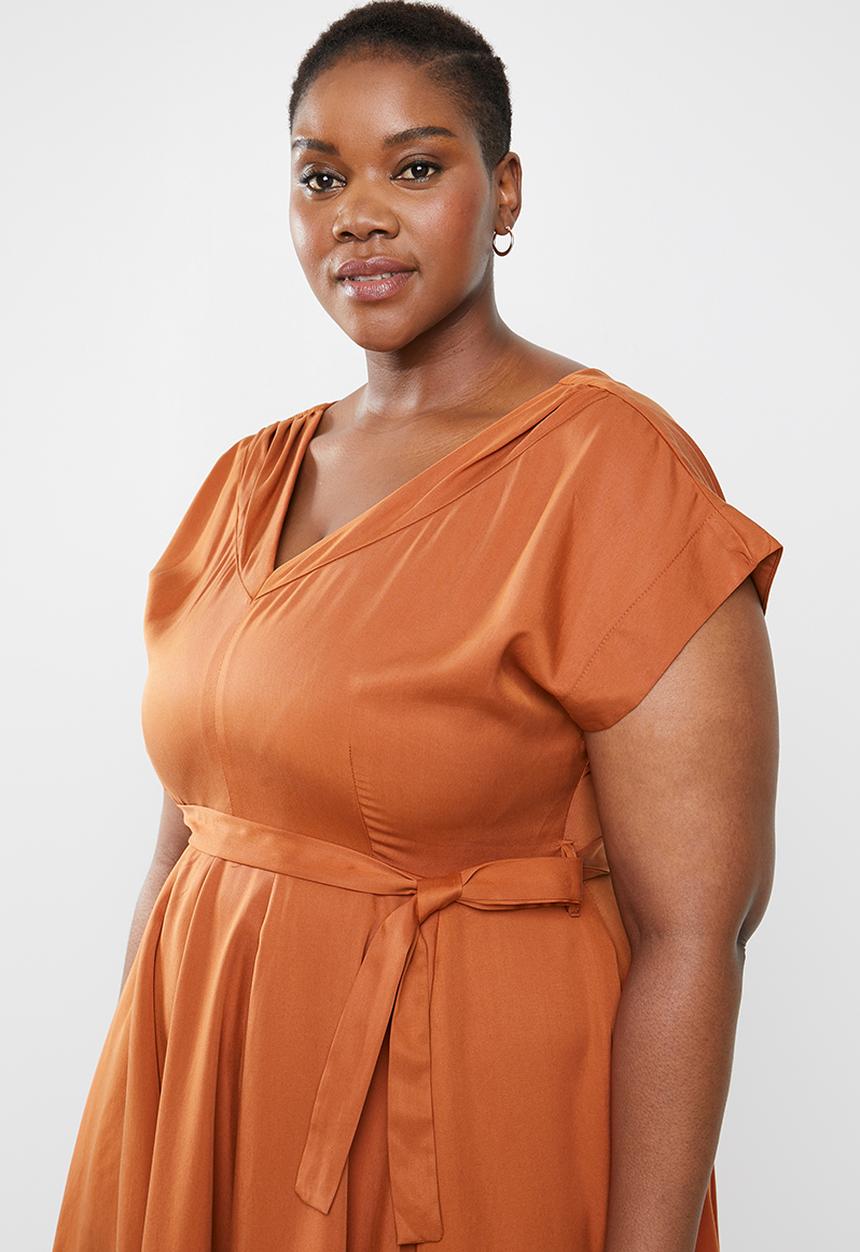 AMANDA LAIRD CHERRY - Plus size mia v neck dress - brown