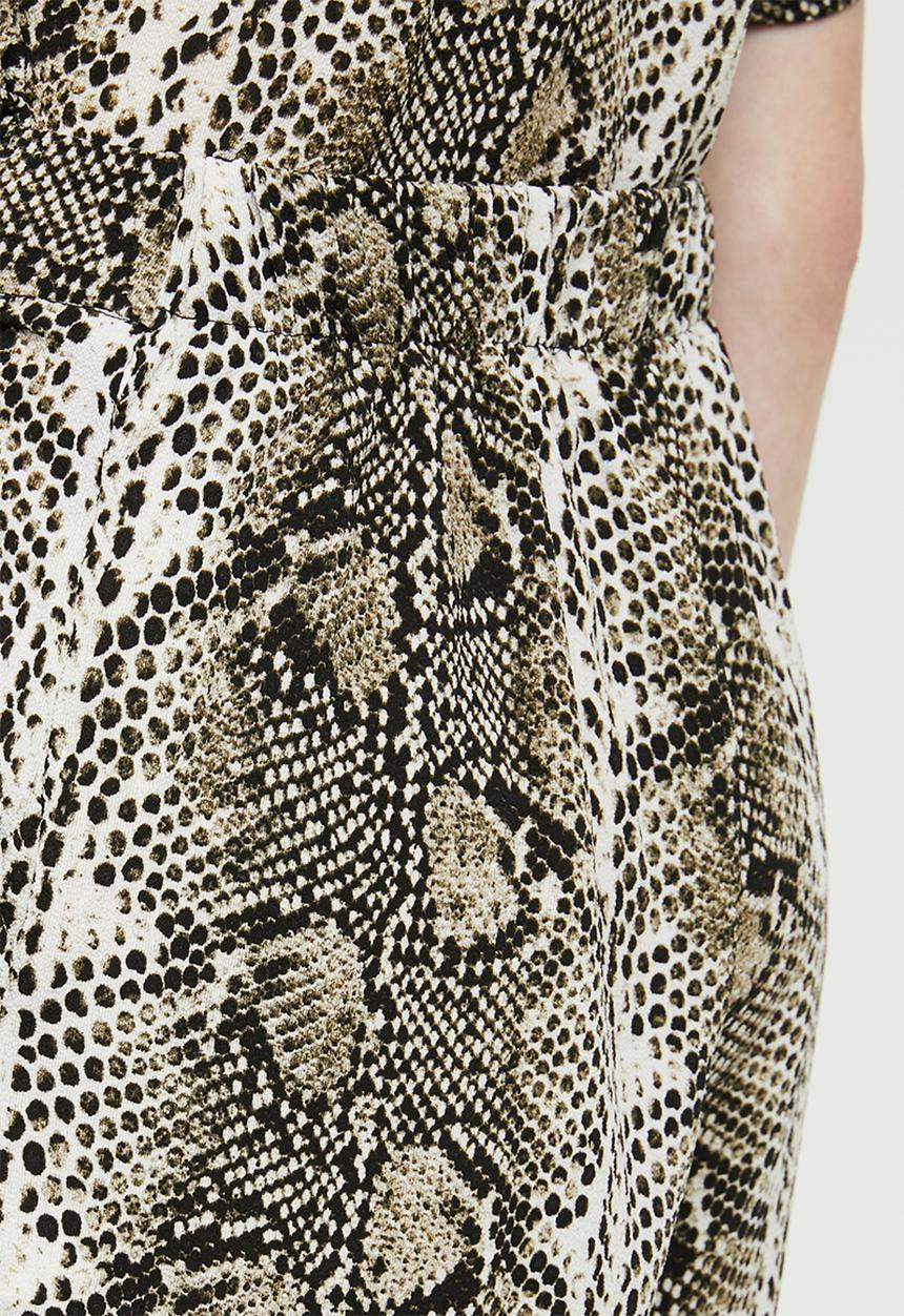 Superbalist - Soft snake print shorts - multi