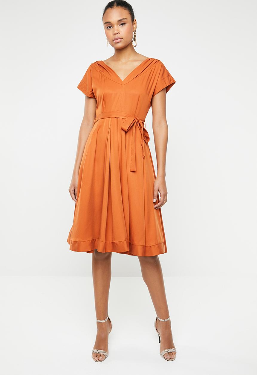 AMANDA LAIRD CHERRY - Mia V-neck knee length dress - burnt orange 