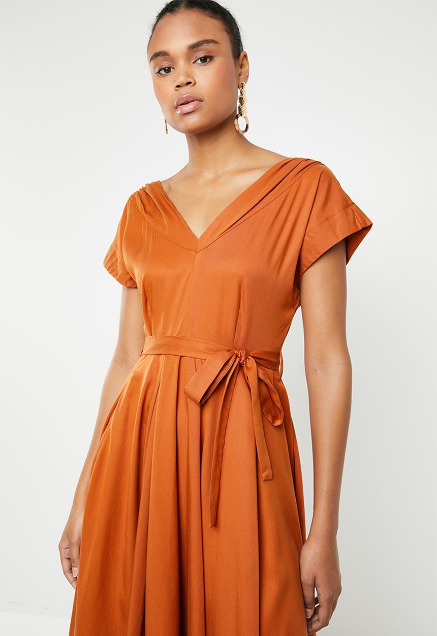 AMANDA LAIRD CHERRY - Mia V-neck knee length dress - burnt orange 