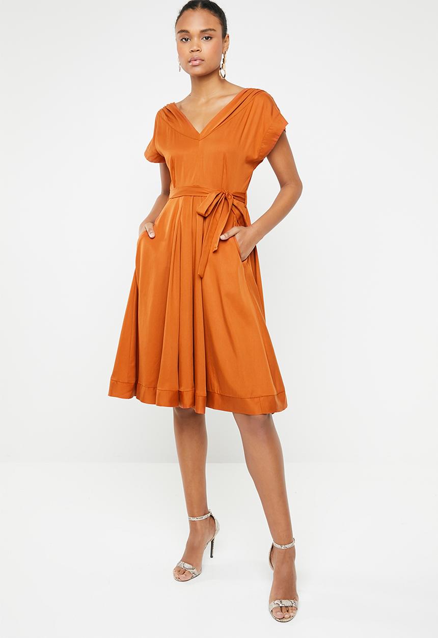 AMANDA LAIRD CHERRY - Mia V-neck knee length dress - burnt orange 