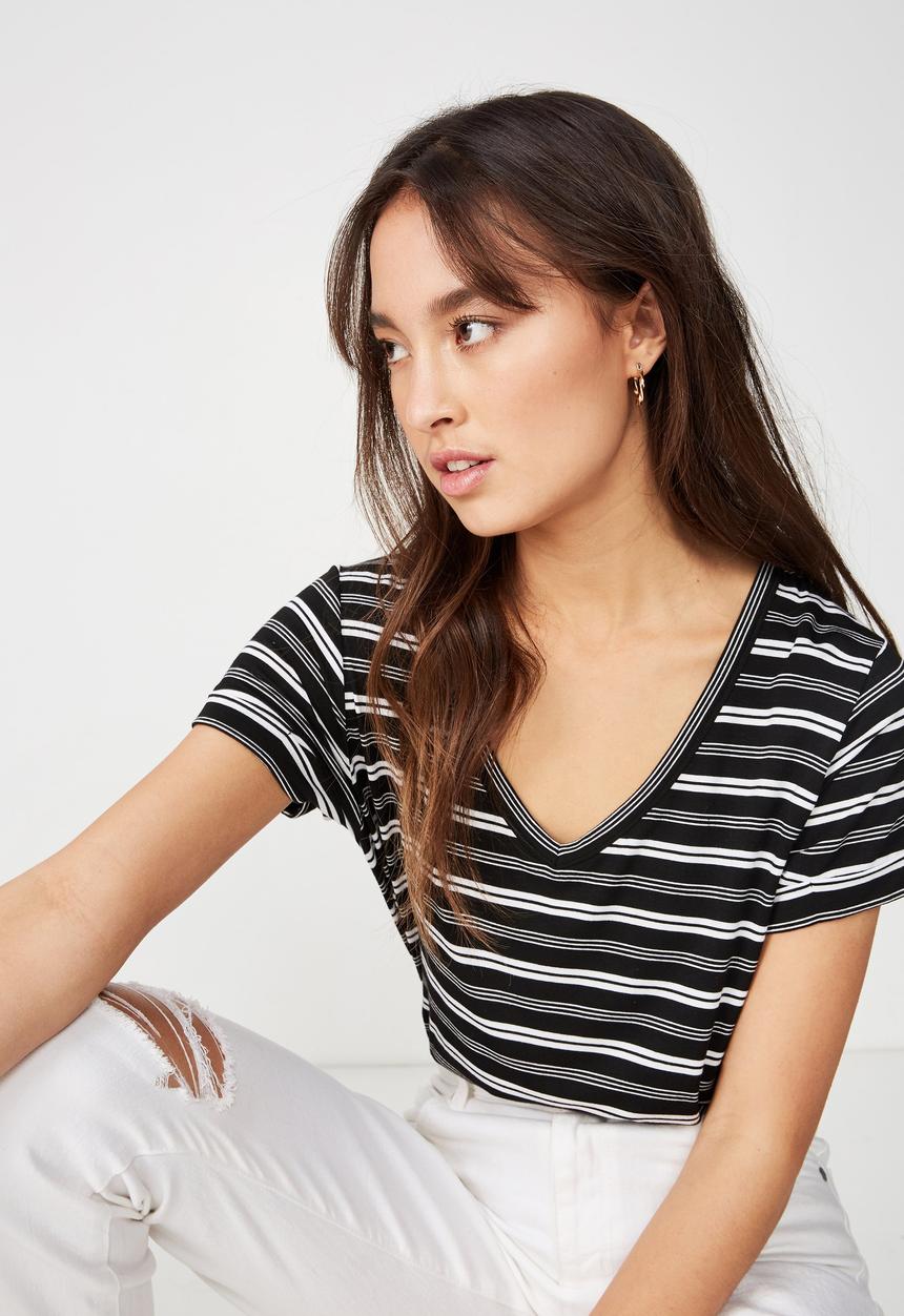 Cotton On - Karly short sleeve V-neck tee  - black