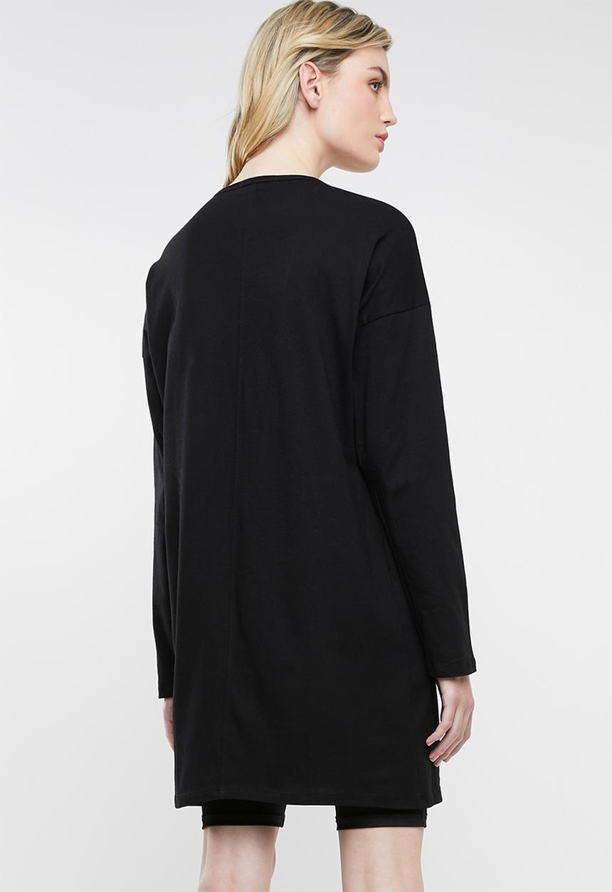 Superbalist - Longline placement text tee - black