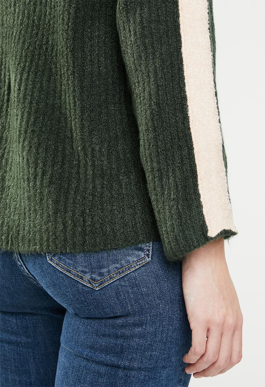 Jacqueline de Yong - Delta 7/8 V-neck pullover knit - green