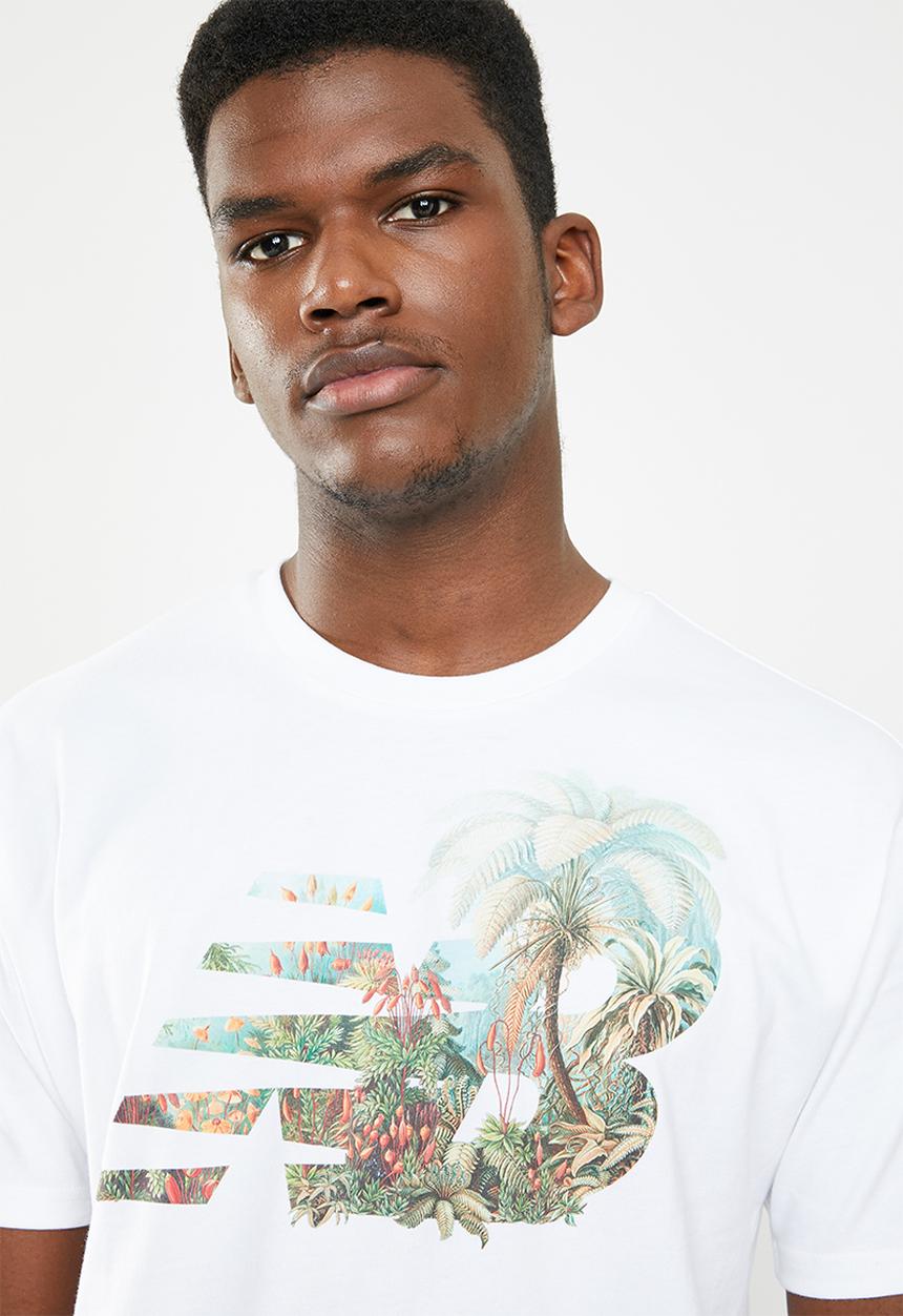New Balance  - Essentials dark jungle tee - white
