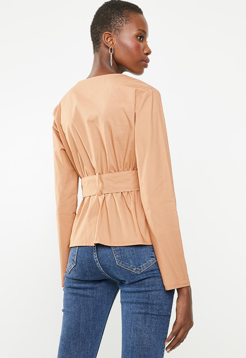 Missguided - Belted plunge blouse - beige