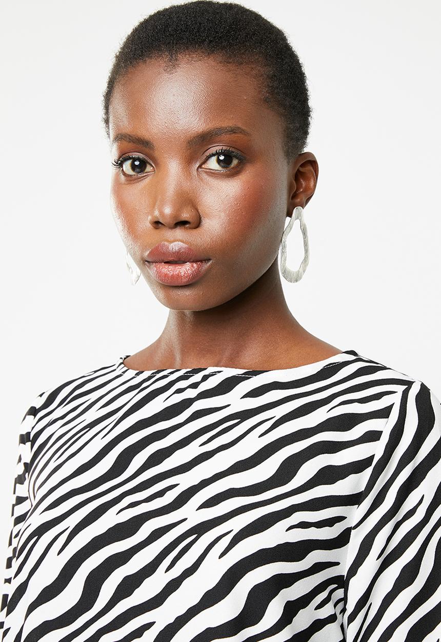 Revenge - Flutter sleeve blouse - black & white 