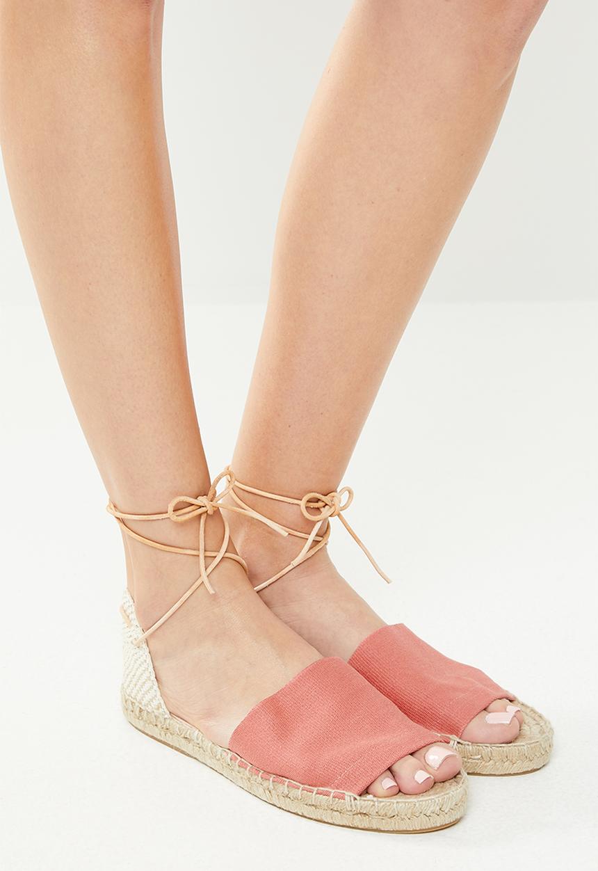 Espadril - Peep toe espadrille w leather cord - coral