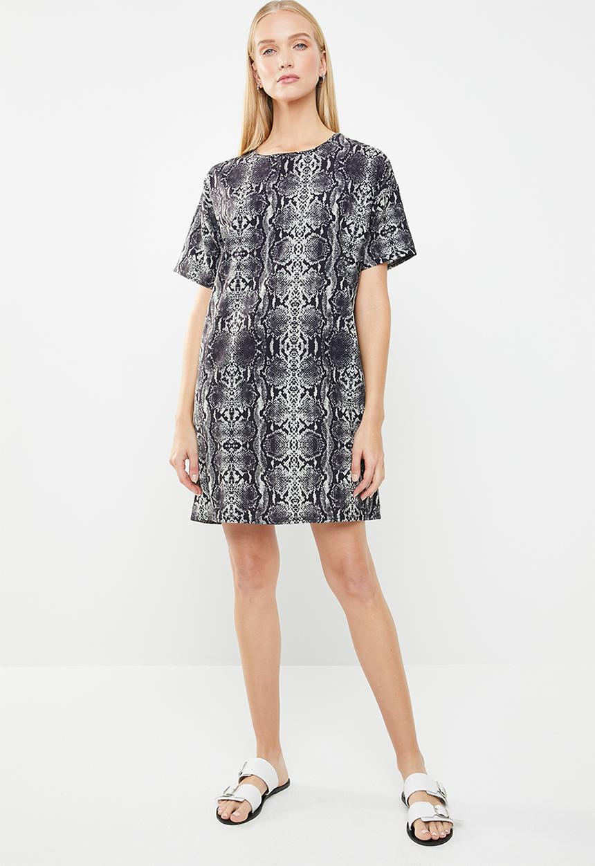 New Look - Snake T-shirt dress - grey