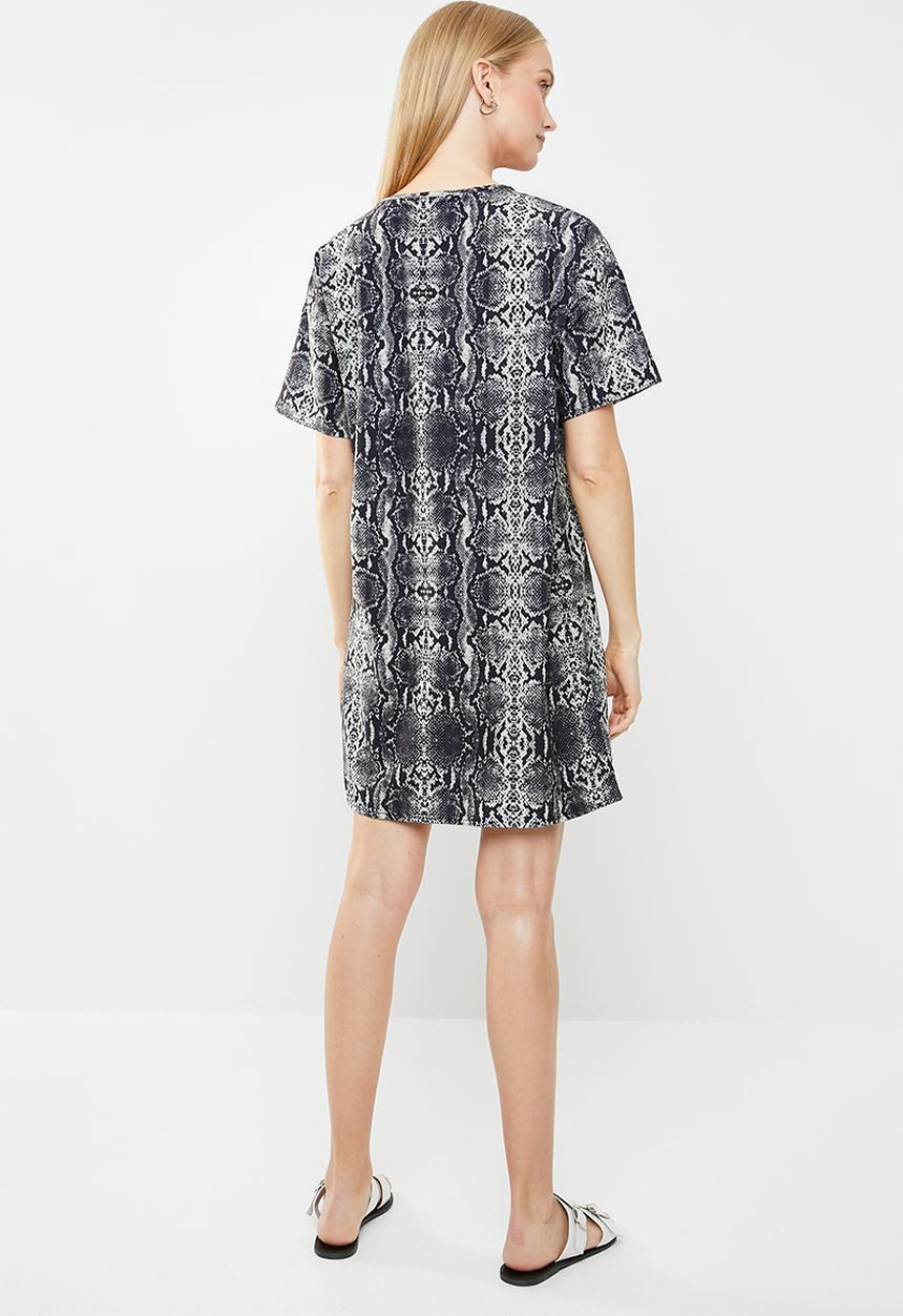 New Look - Snake T-shirt dress - grey