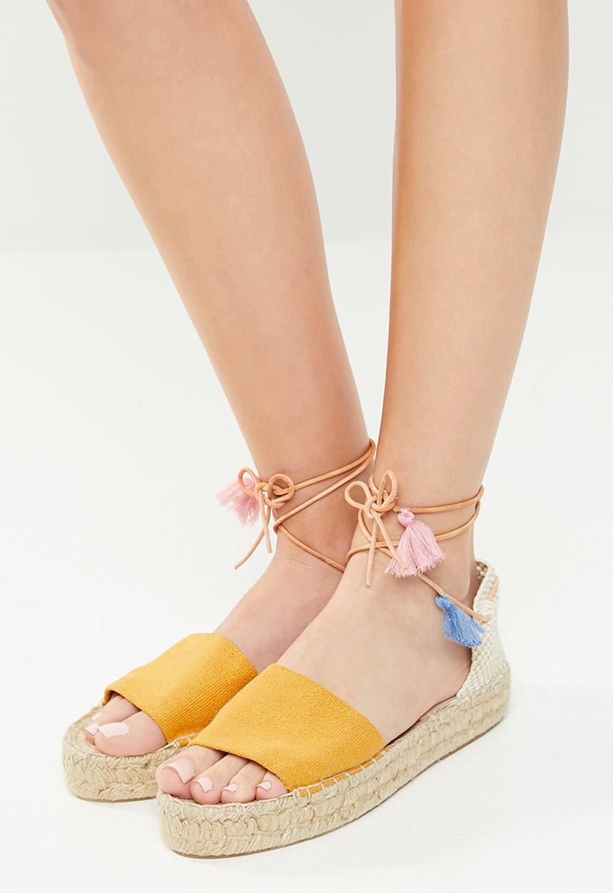 Espadril - Peep toe espadrille w tassel cord - mustard