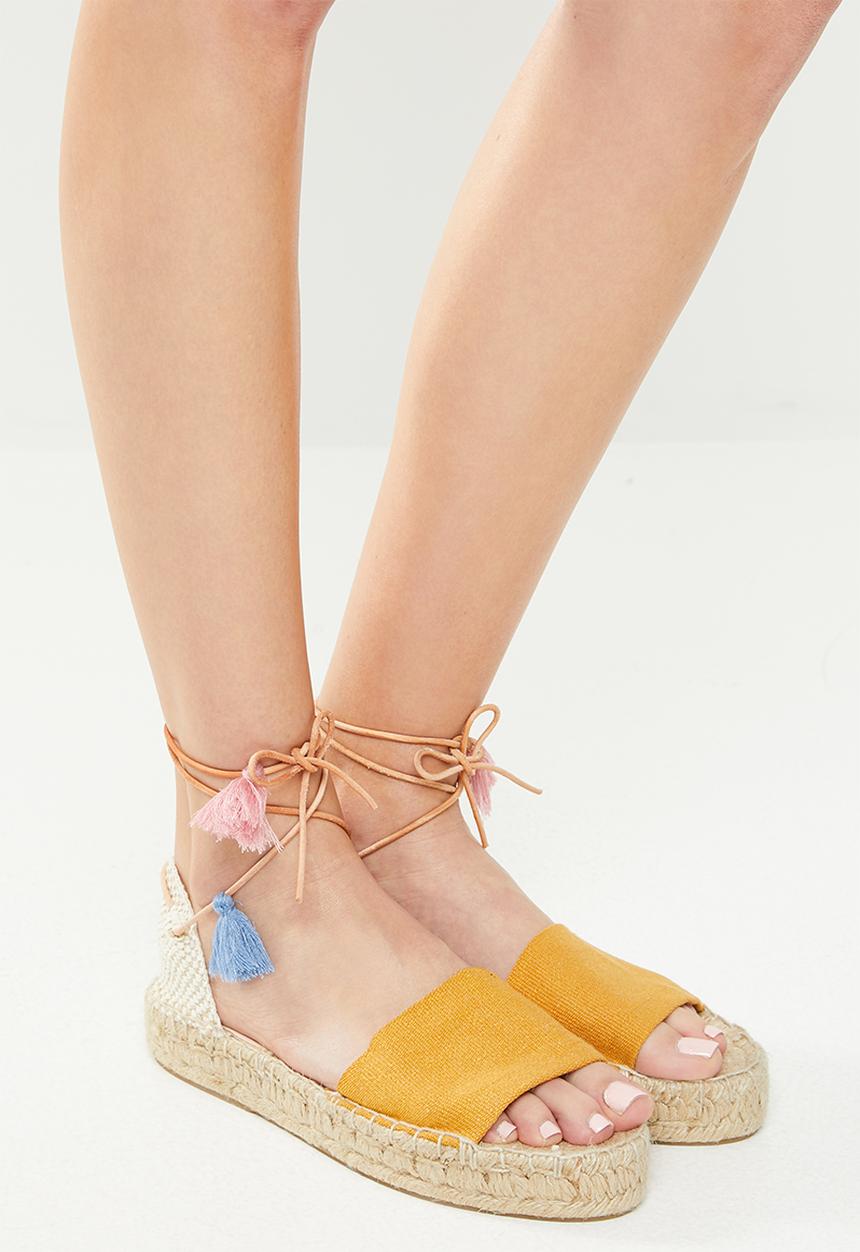 Espadril - Peep toe espadrille w tassel cord - mustard