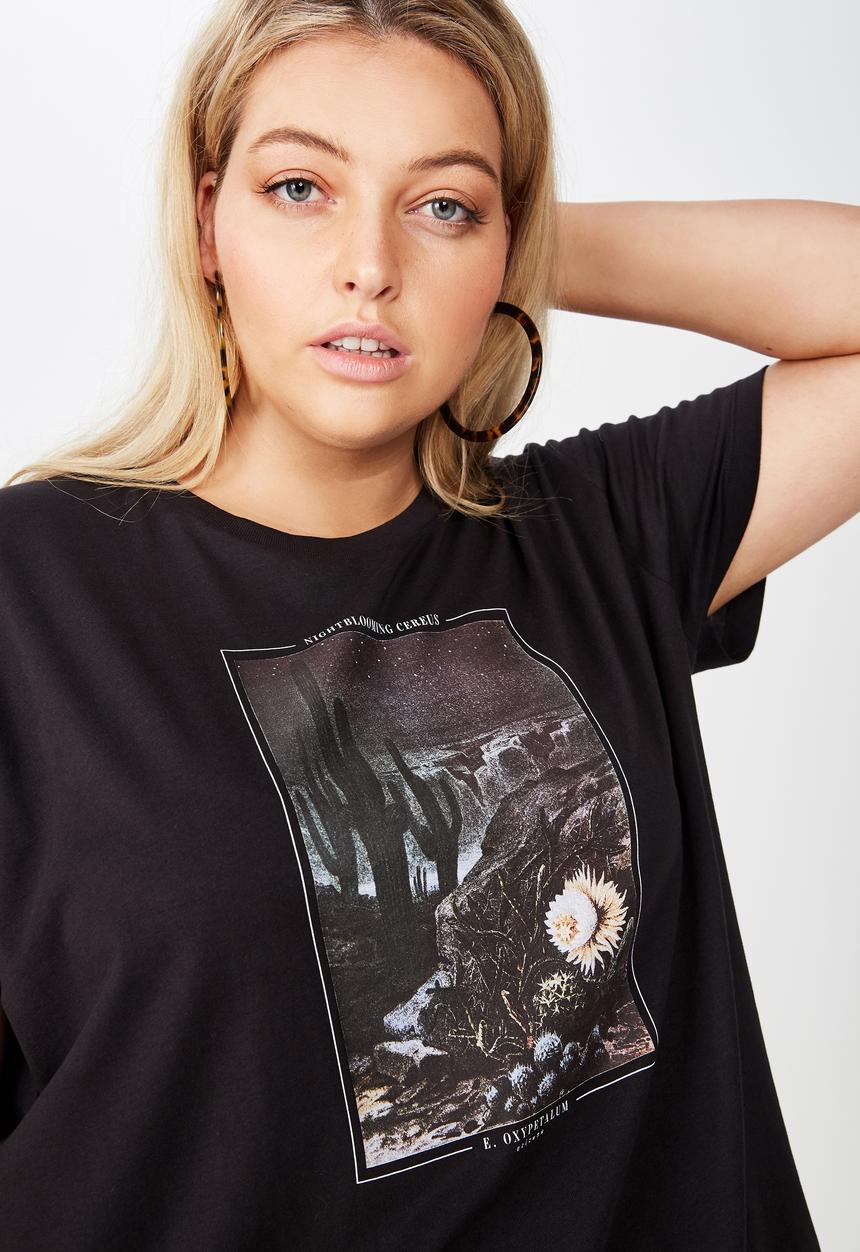 Cotton On - Curve graphic tee nightblooming - black