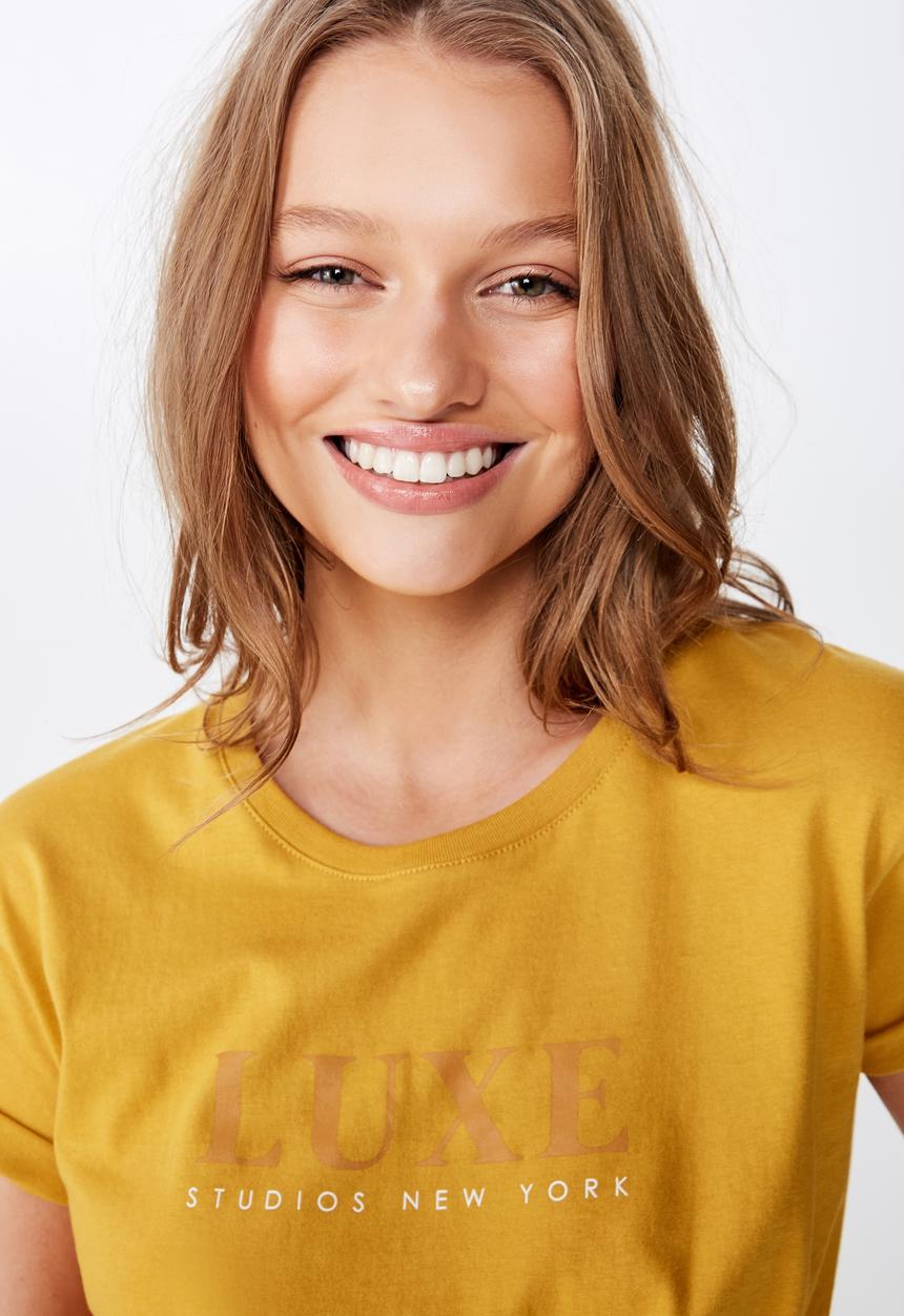 Cotton On - Classic slogan T-shirt luxe studio - yellow 