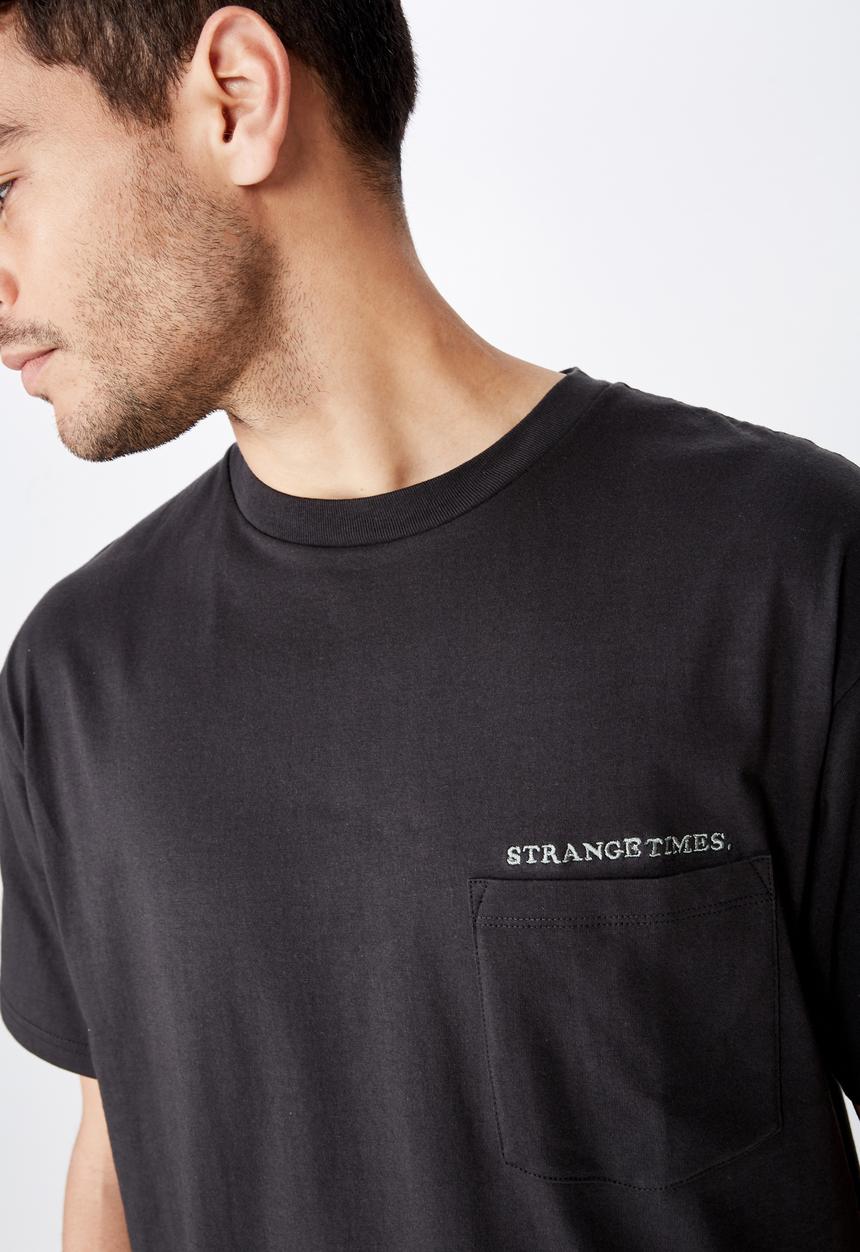 Cotton On - Strange times pocket dylan tee - black