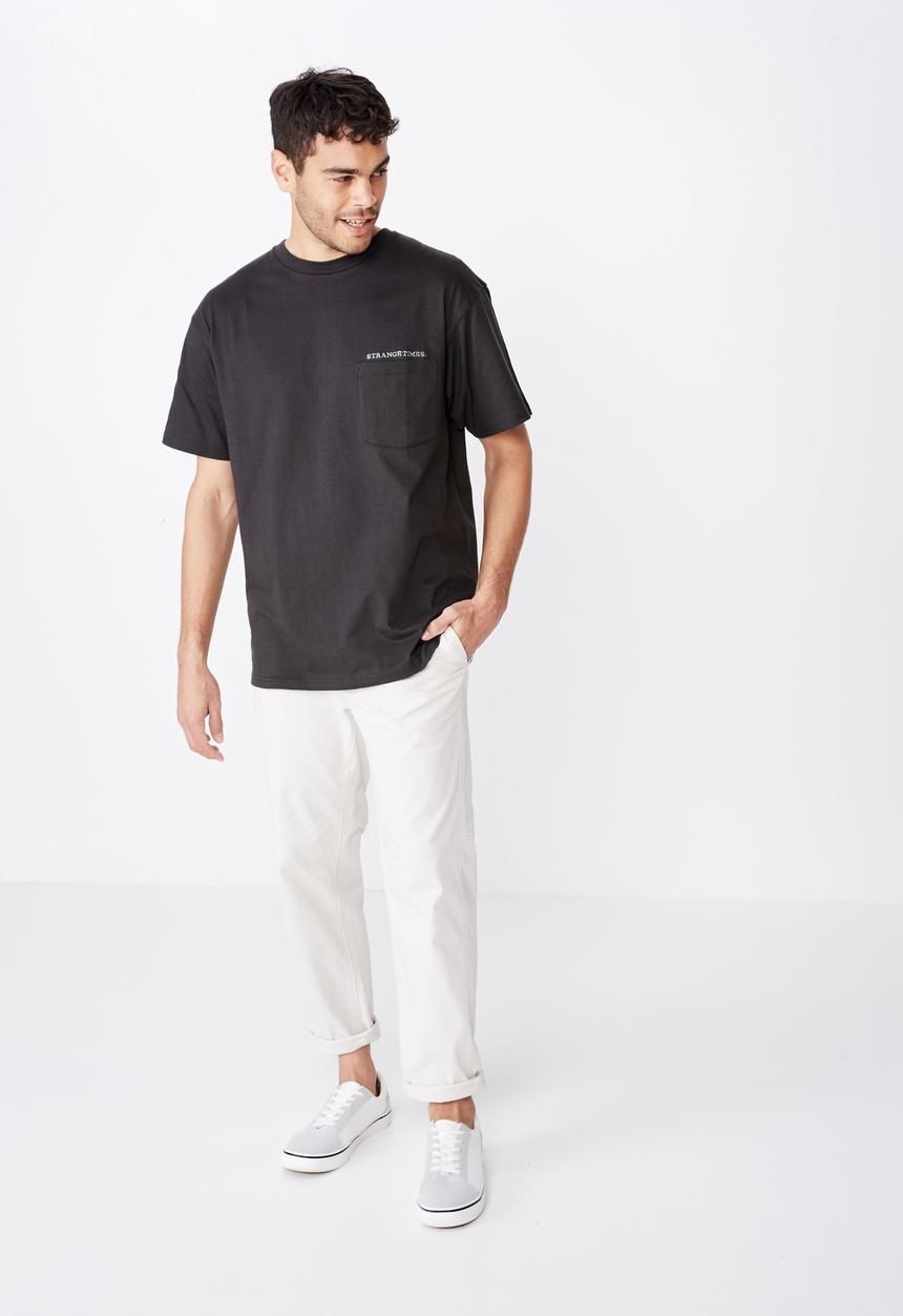 Cotton On - Strange times pocket dylan tee - black