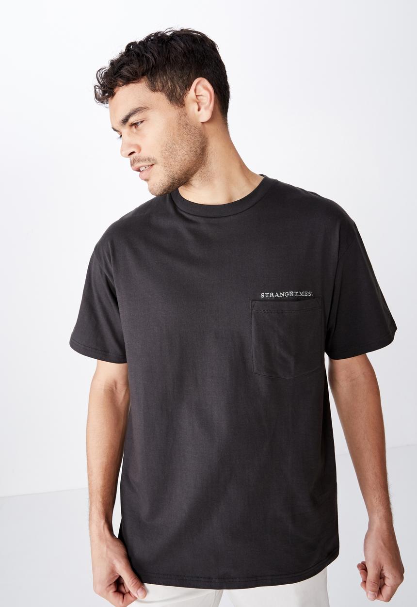 Cotton On - Strange times pocket dylan tee - black