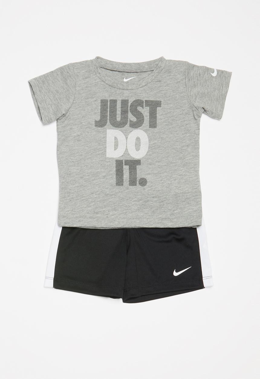 Nike - Short sleeve tee & short set - black & grey 