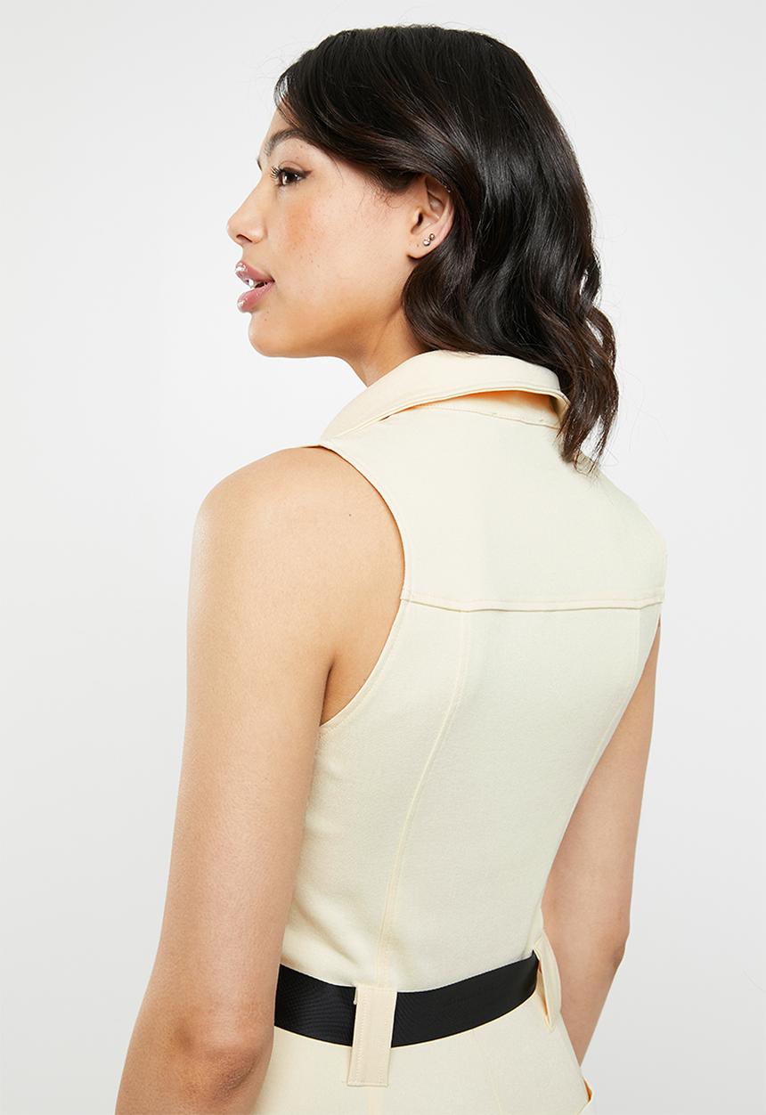 Missguided - Sleeveless cargo playsuit - beige