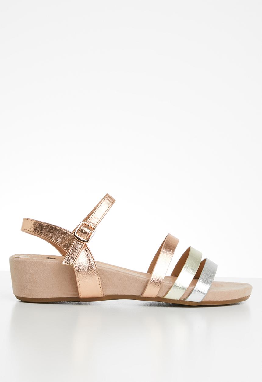 Butterfly Feet - Metallic faux leather flatform sandals - rose gold
