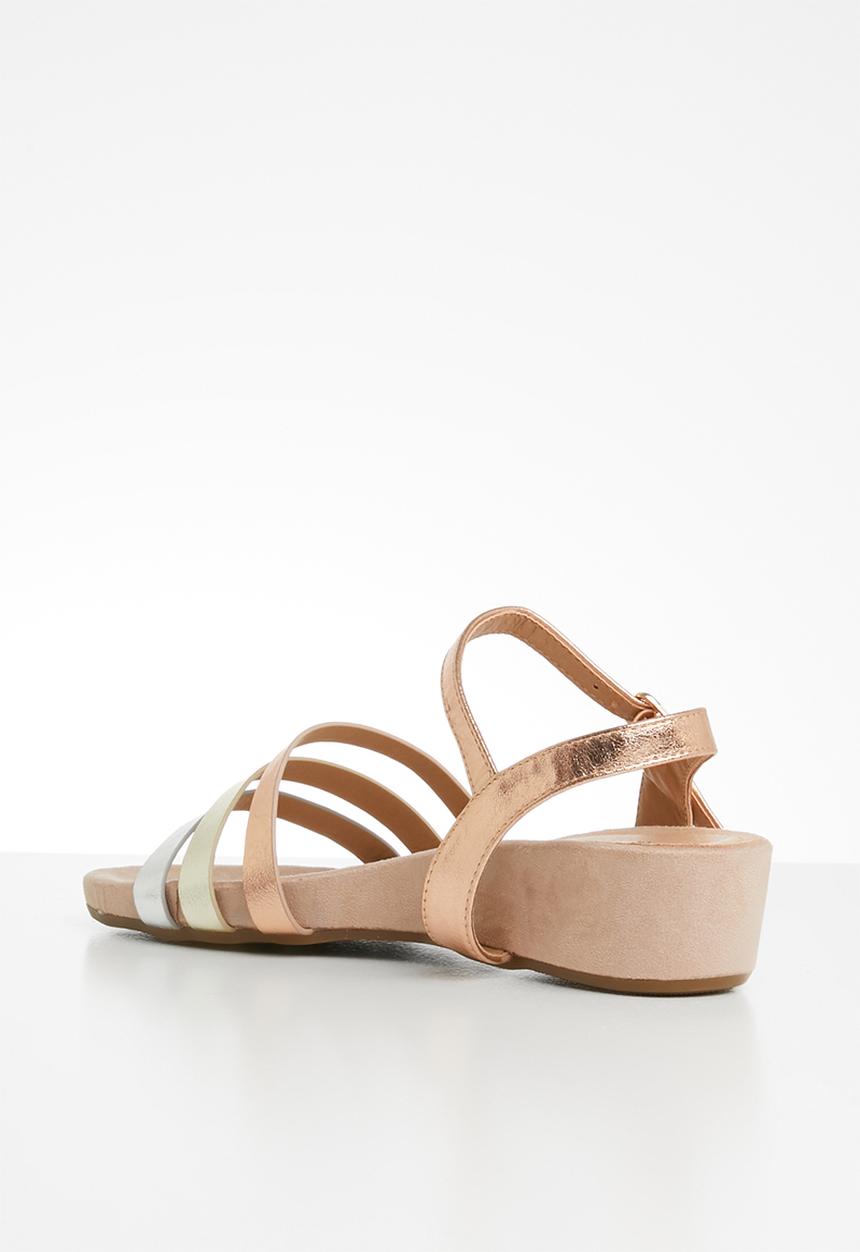 Butterfly Feet - Metallic faux leather flatform sandals - rose gold