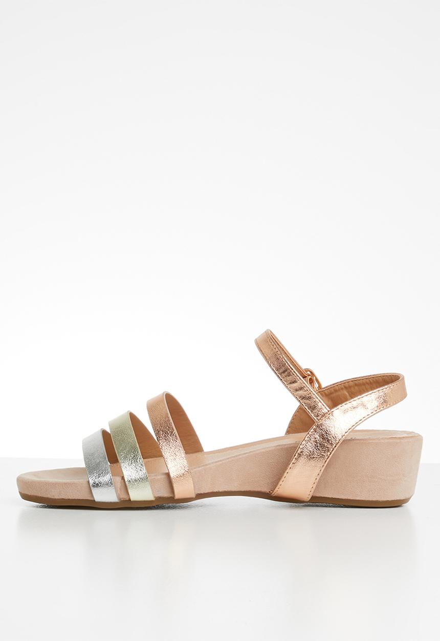 Butterfly Feet - Metallic faux leather flatform sandals - rose gold