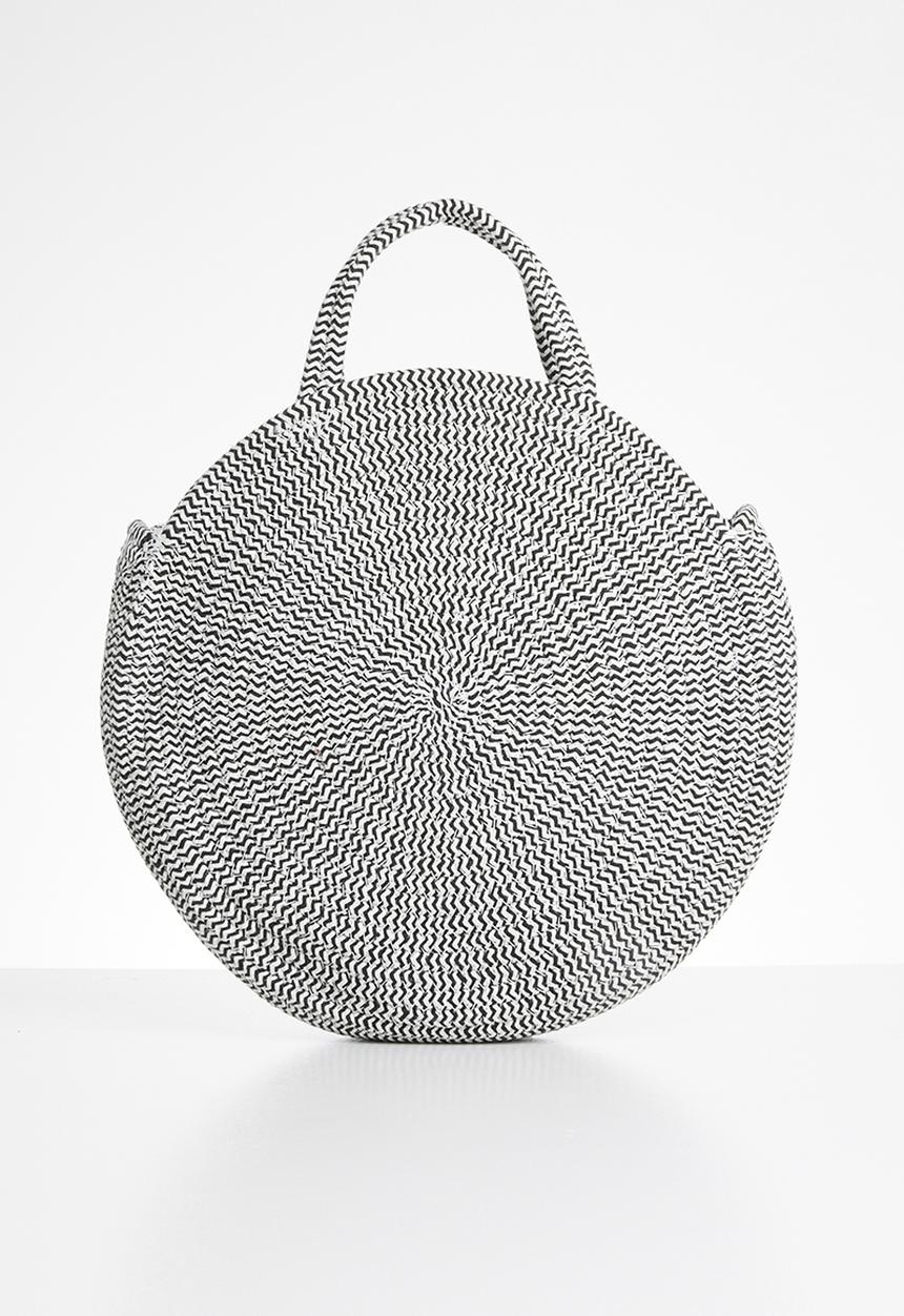 STYLE REPUBLIC - Round straw sling bag - black & white