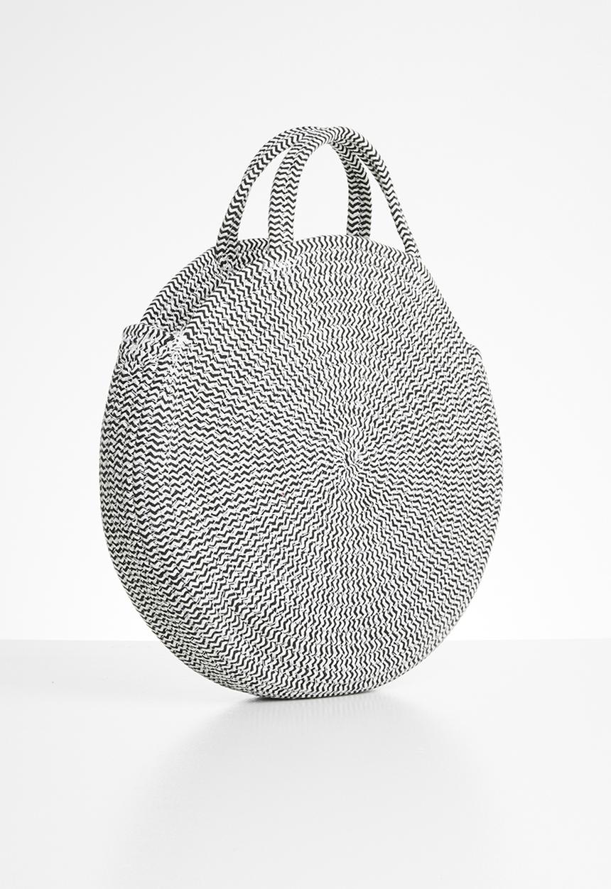STYLE REPUBLIC - Round straw sling bag - black & white