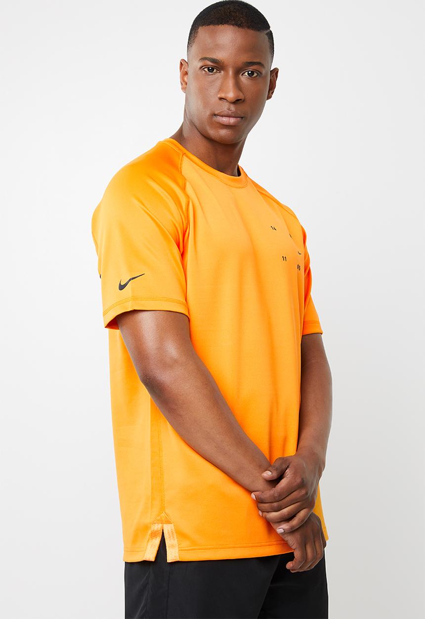 Nike - Nsw tech pack short sleeve top - orange