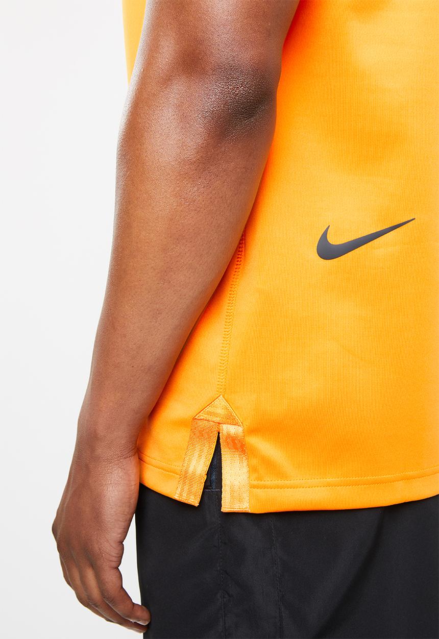 Nike - Nsw tech pack short sleeve top - orange