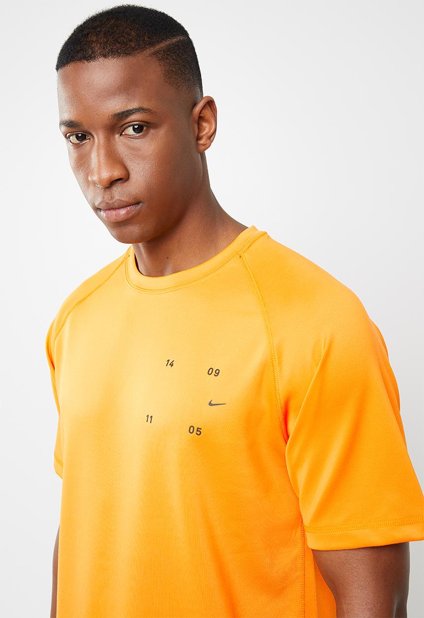 Nike - Nsw tech pack short sleeve top - orange
