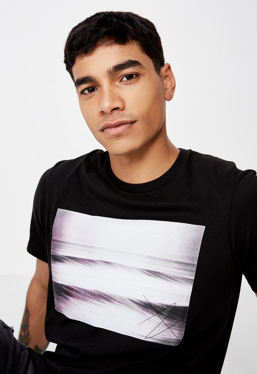 Cotton On - Tbar photo short sleeve tee - black