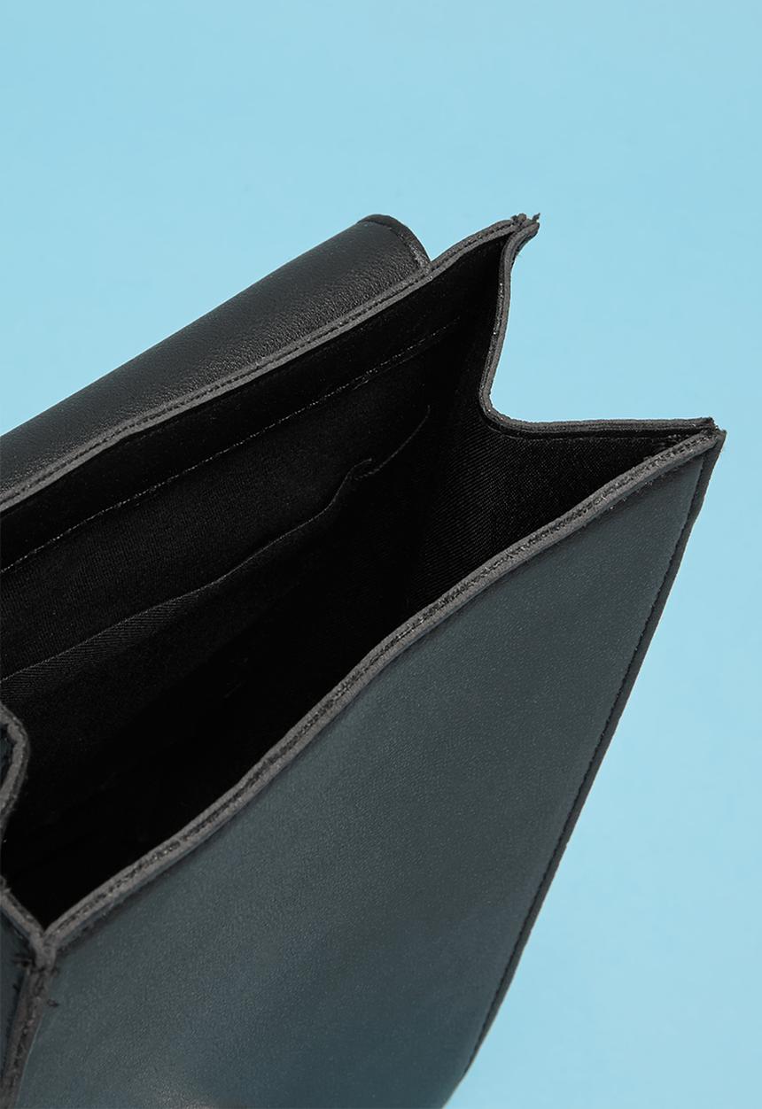 Superbalist - Minimal detail crossbody bag - black