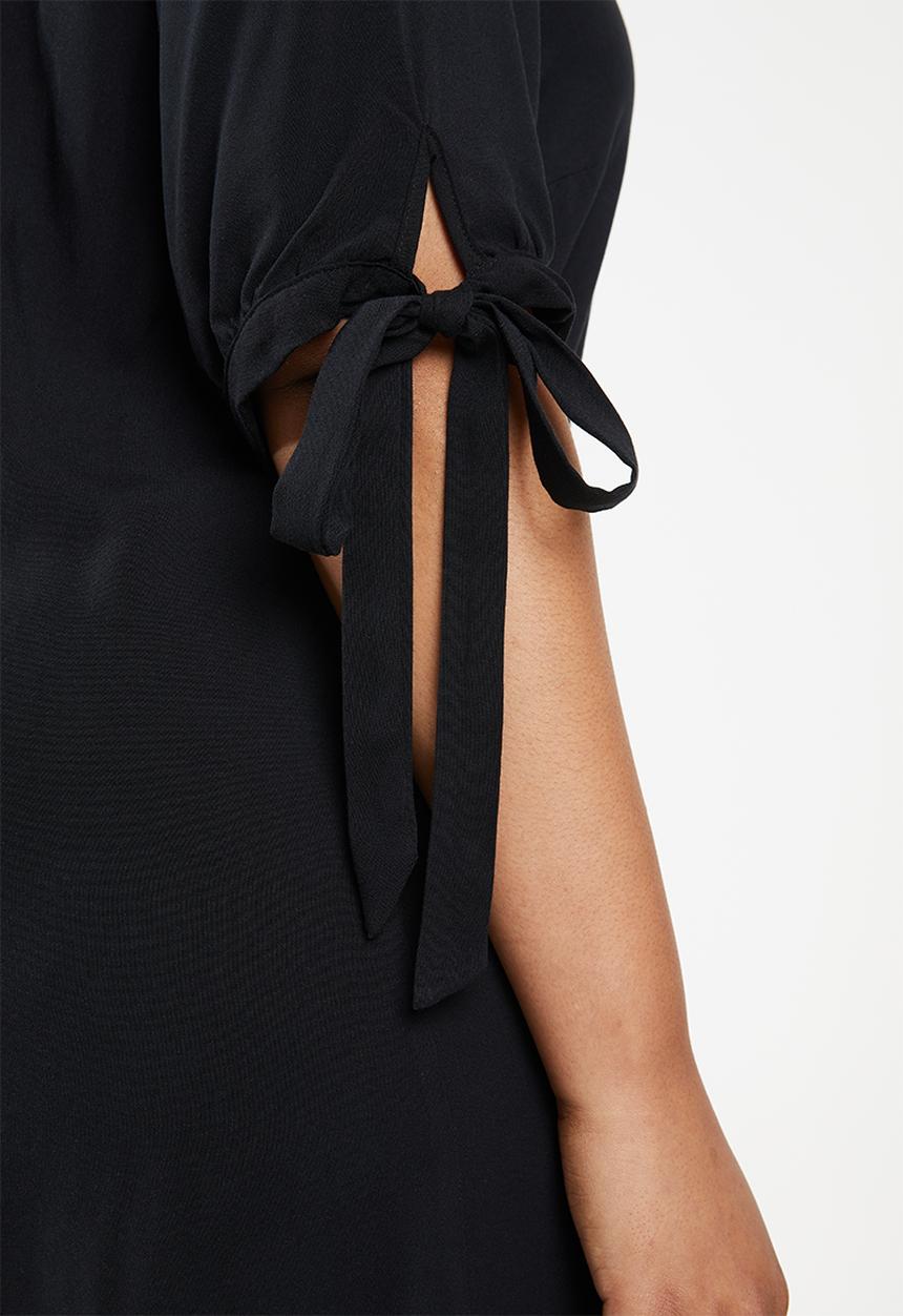 Superbalist - Sleeve detail shift dress - black