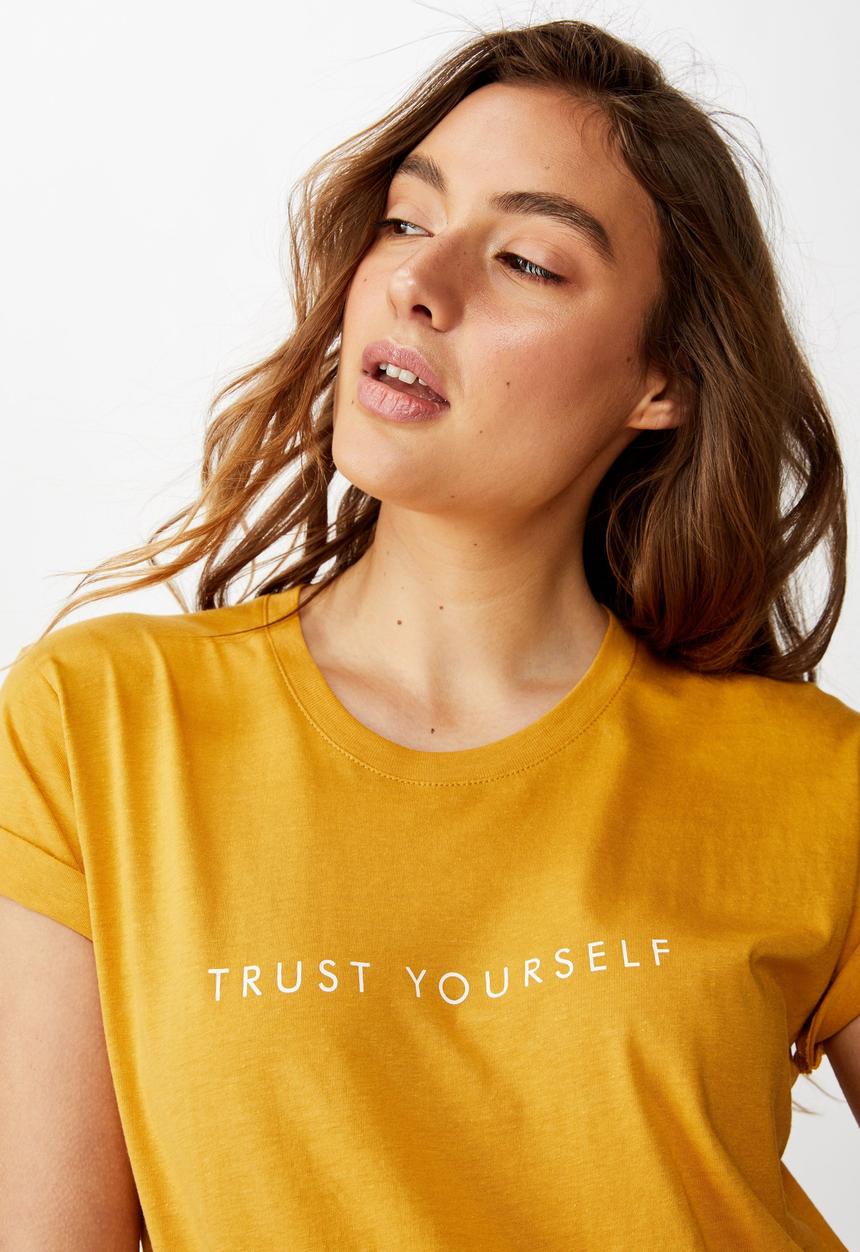Cotton On - Classic slogan T-shirt - yellow