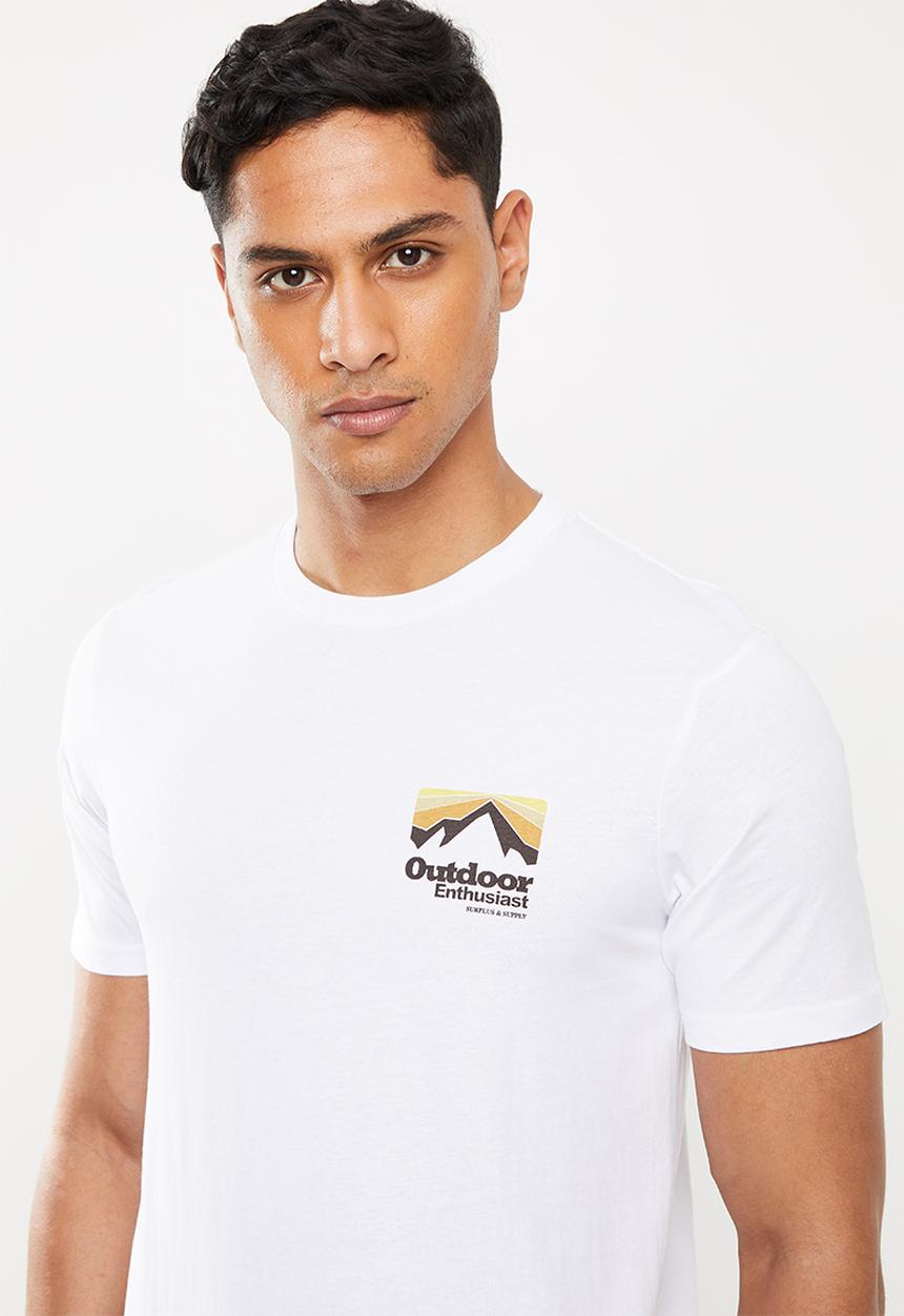 Cotton On - Outdoor enthusiast supply Tbar souvenir T-shirt - white