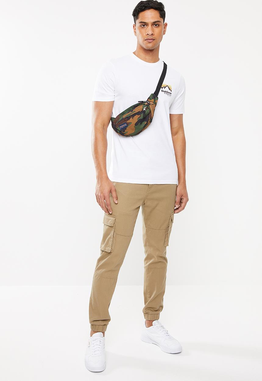 Cotton On - Outdoor enthusiast supply Tbar souvenir T-shirt - white