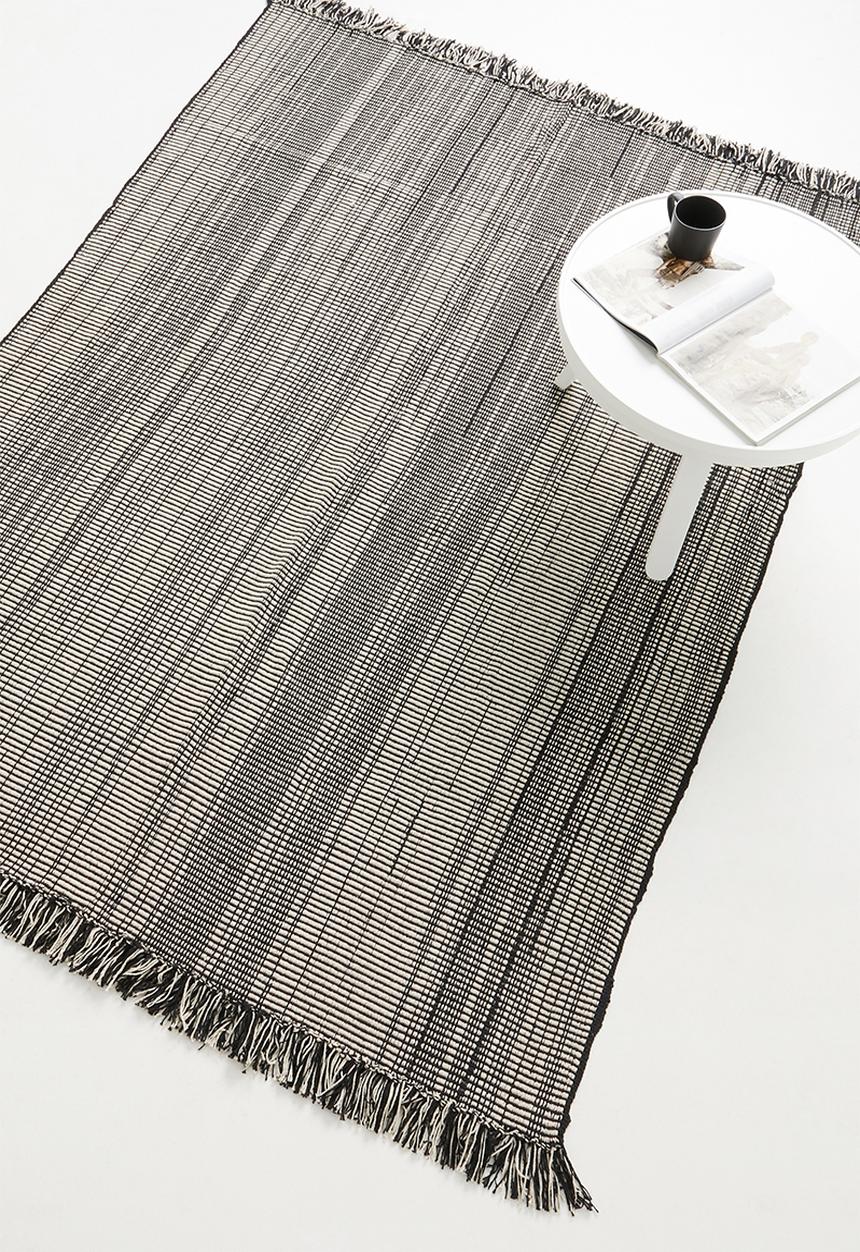 Sixth Floor - Reed woven rug - black & natural