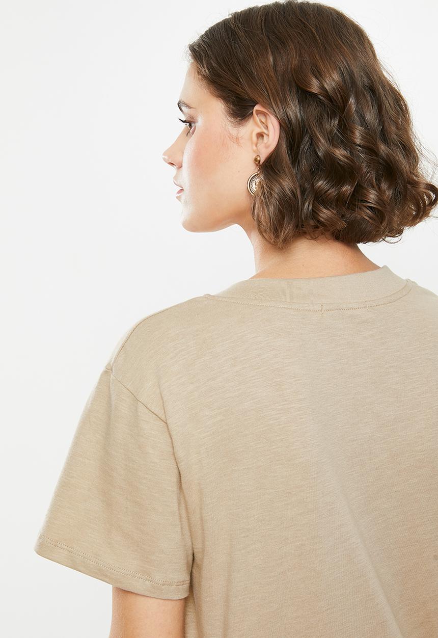 Superbalist - Slouchy slub v-neck tee - beige